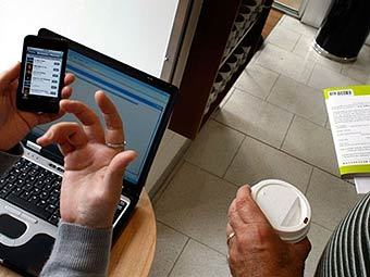     iPhone   Starbucks.  AFP