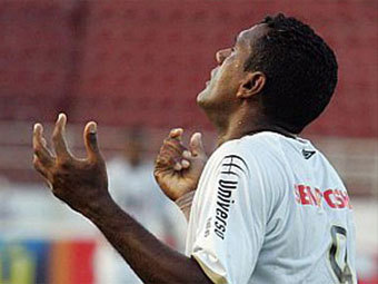 Клебер во время матча "Итуано" - "Сантос". Фото с сайта santos.globo.com