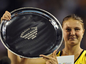Динара Сафина с призом финалистки Australian Open. Фото ©AFP