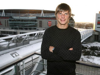Андрей Аршавин на фоне стадиона "Арсенала". Фото с сайта arsenal.com