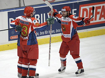 Максим Рыбин (справа) во время матча Россия - Чехия. Фото ©AFP