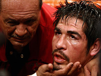 Антонио Маргарито (справа) после поражения от Шейна Мосли. Фото ©AFP
