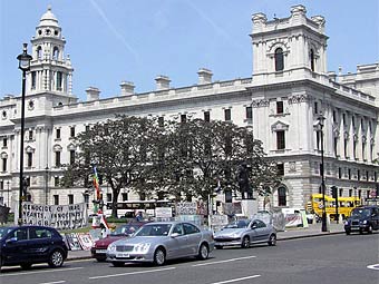    .  Adrian Pingstone   wikipedia.org