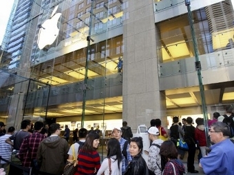   Apple Store   16 ,  ©AFP